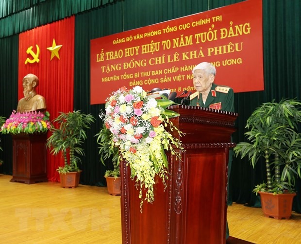 Đồng chí Lê Khả Phiêu tại Lễ trao Huy hiệu 70 năm tuổi Đảng. (Ảnh: Trí Dũng/TTXVN)