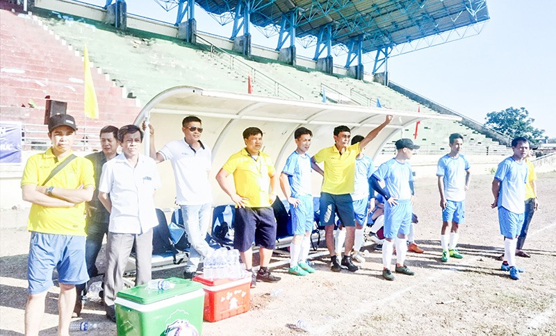 Anh Thống (thứ 4 từ trái sang) cùng đội tuyển Vĩnh Linh thi đấu tại Giải Bóng đá nam vô địch tỉnh Quảng Trị năm 2020- Tranh Cup Huda. Ảnh: NT