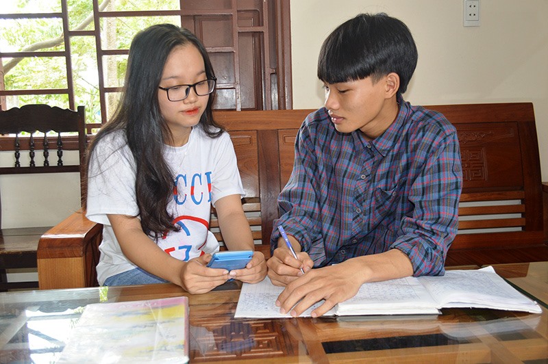 Đôi bạn cùng lớp Phạm Minh Cảm và Nguyễn Thị Thảo trao đổi ôn tập trước khi bước vào kỳ thi tốt nghiệp THPT 2020. Ảnh: Đ.V