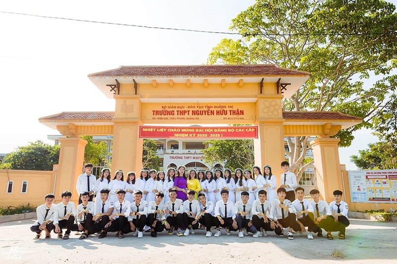 Học sinh lớp 12 B3, Trường THPT Nguyễn Hữu Thận chụp ảnh kỷ yếu. Ảnh: Đ.V