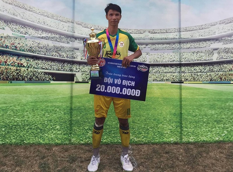 Nguyễn Đình Diễn nâng Cup vô địch Giải Bóng đá nam vô địch tỉnh Quảng Trị 2020 -Tranh Cup Huda. Ảnh: M.Đ