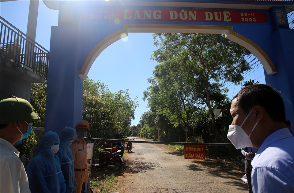 Khu dân cư thứ 2 được phong tỏa là thôn Đơn Duệ (xã Vĩnh Hòa, huyện Vĩnh Linh). Nơi này có đến 296 hộ với trên 1.200 nhân khẩu.