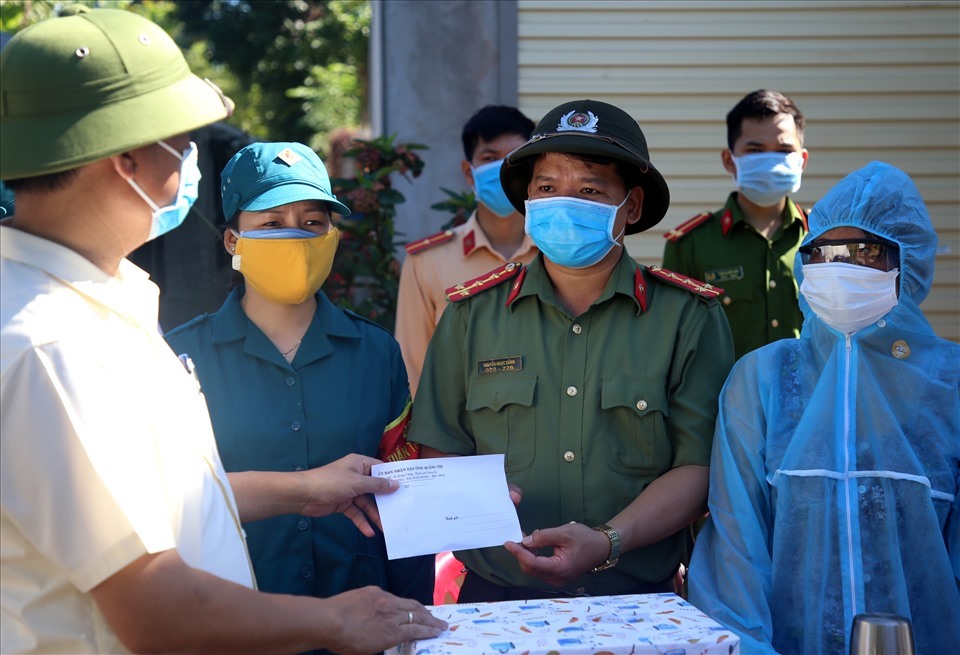 Các lực lượng làm nhiệm vụ tại khu vực phong tỏa phòng COVID-19 được lãnh đạo UBND tỉnh Quảng Trị thăm hỏi, động viên.