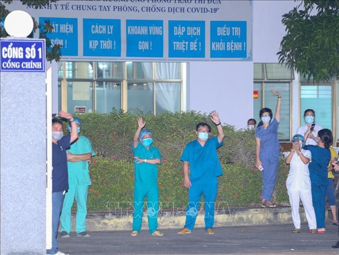 Đúng 0 giờ ngày 8/8, cổng Bệnh viện C Đà Nẵng đã được mở trở lại. Các nhân viên đưa bảng thông báo hết thời gian cách ly, phong tỏa và bắt đầu đón bệnh nhân từ hôm nay, 8/8.