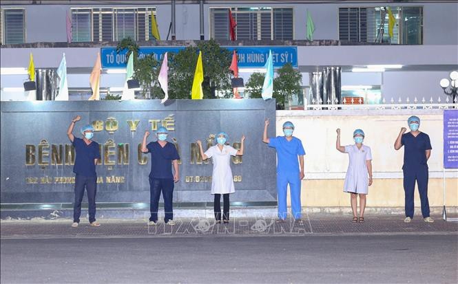 Đúng 0 giờ ngày 8/8, cổng Bệnh viện C Đà Nẵng đã được mở trở lại. Các nhân viên đưa bảng thông báo hết thời gian cách ly, phong tỏa và bắt đầu đón bệnh nhân từ hôm nay, 8/8.