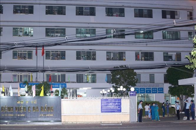 Đúng 0 giờ ngày 8/8, lệnh phong tỏa đã được gỡ bỏ. Cổng Bệnh viện C Đà Nẵng đã được mở trở lại trong niềm vui của các y bác sỹ và bệnh nhân.