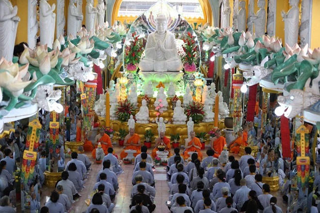 Các chùa thường cho Phật tử đăng ký tham dự lễ từ sớm đế sắp xếp chỗ ngồi