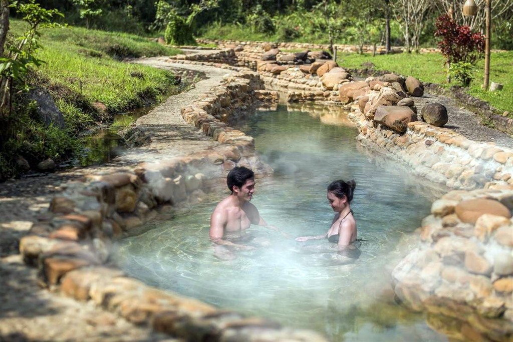 Du khách đến nghỉ dưỡng, tắm khoáng nóng tại Khu suối khoáng nóng Alba Thanh Tân. Ảnh: Đức Quang