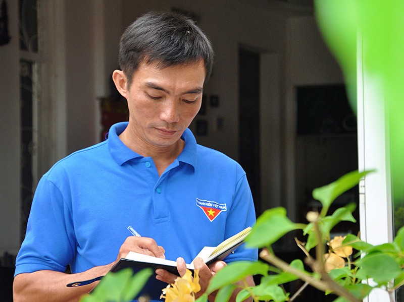 Thầy Nguyễn Chơn Cảm luôn tìm tòi, suy nghĩ để tổ chức các hoạt động, phong trào hướng đến học sinh nghèo - Ảnh: T.L​