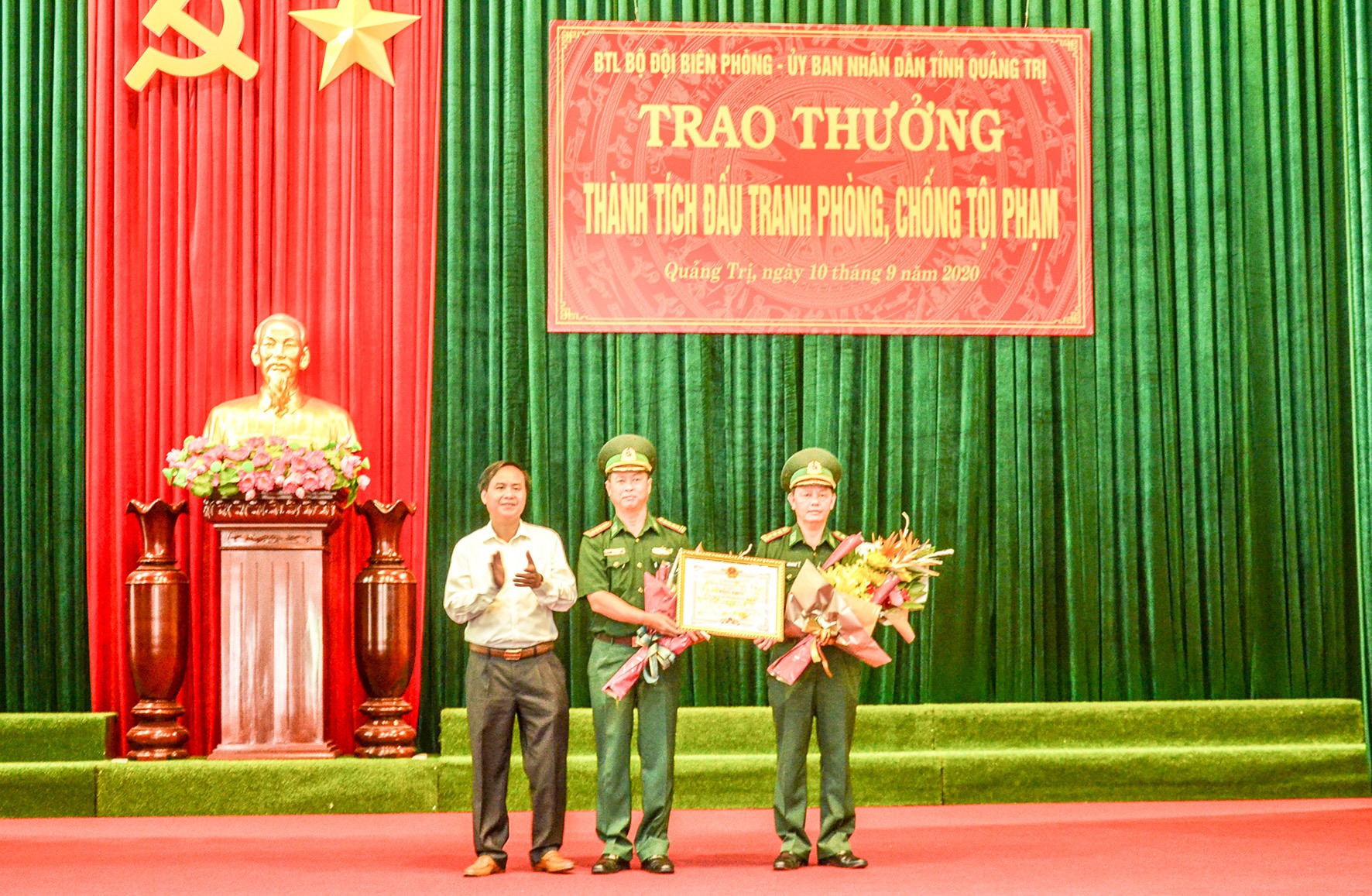 Chủ tịch UBND tỉnh Võ Văn Hưng trao Bằng khen cho tập thể Bộ Chỉ huy Bộ đội Biên phòng Quảng Trị -Ảnh: L.M