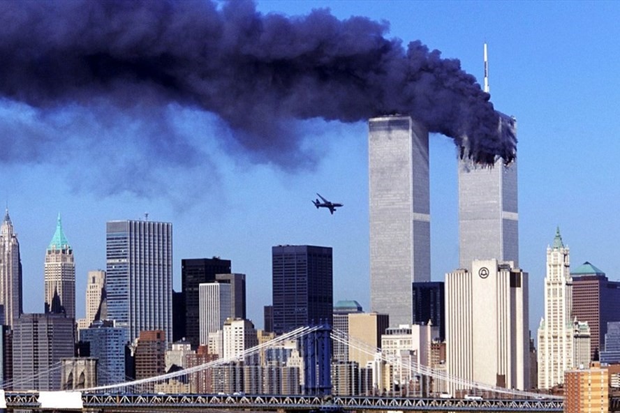 Máy bay bị không tặc chiếm quyền kiểm soát nhắm thẳng vào tháp Nam Trung tâm Thương mại Thế giới trong vụ khủng bố 11.9. Ảnh: Reuters.