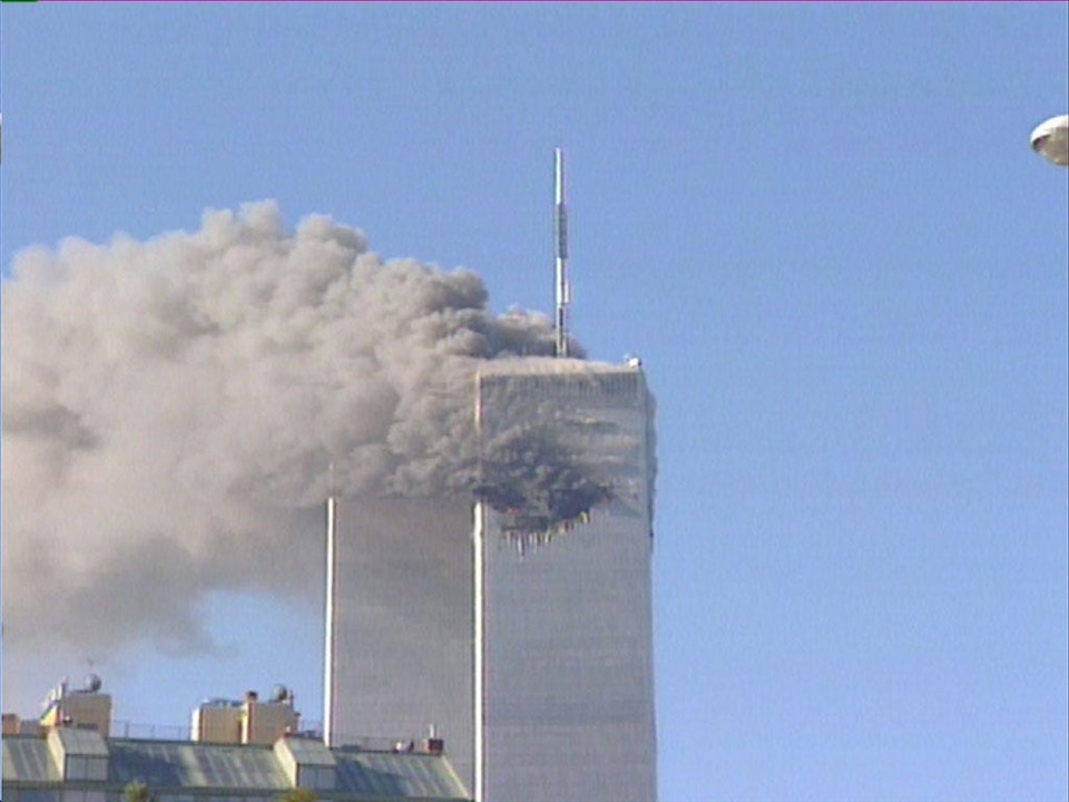 Máy bay đâm vào Tháp Bắc WTC. Ảnh: Reuters TV