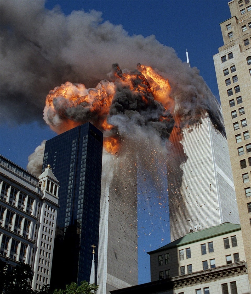 Khói, lửa và mảnh vỡ rơi xuống từ một trong hai tòa tháp của Trung tâm Thương mại Thế giới. Ảnh: AP
