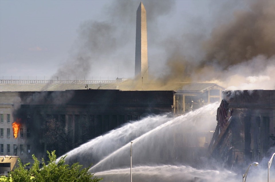 Lầu Năm Góc bốc cháy sau khi bị máy bay đâm. Ảnh: Reuters