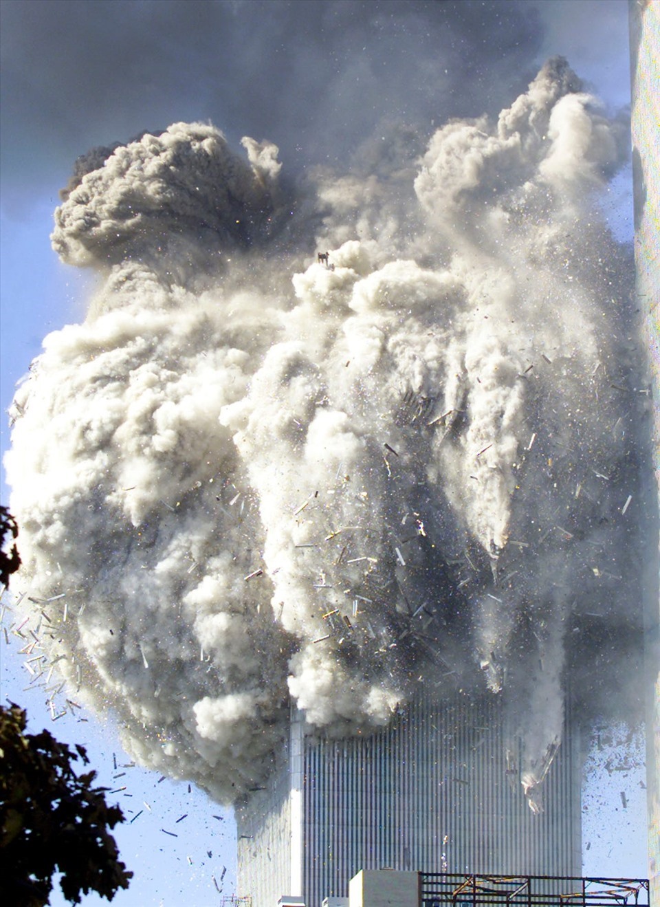 Tháp Nam của Trung tâm Thương mại Thế giới biến thành một đám mây hình nấm. Ảnh: Reuters