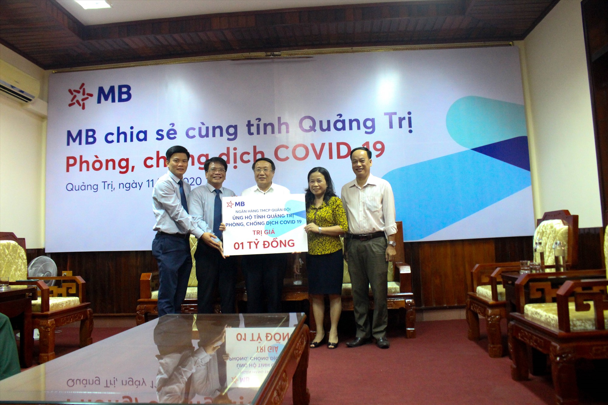 Ngân hàng MB Quảng Trị hỗ trợ tỉnh 1 tỉ đồng phòng, chống COVID- 19 -Ảnh: N.P