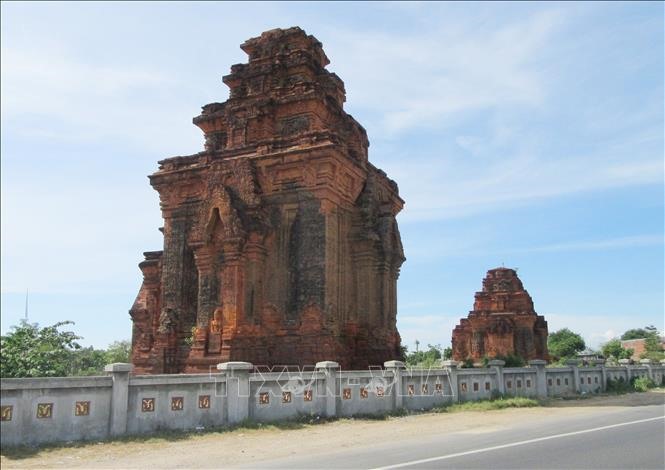 Tháp Hòa Lai nằm ngay bên Quốc lộ 1A, cách thành phố Phan Rang - Tháp Chàm khoảng 15 km về phía Bắc.