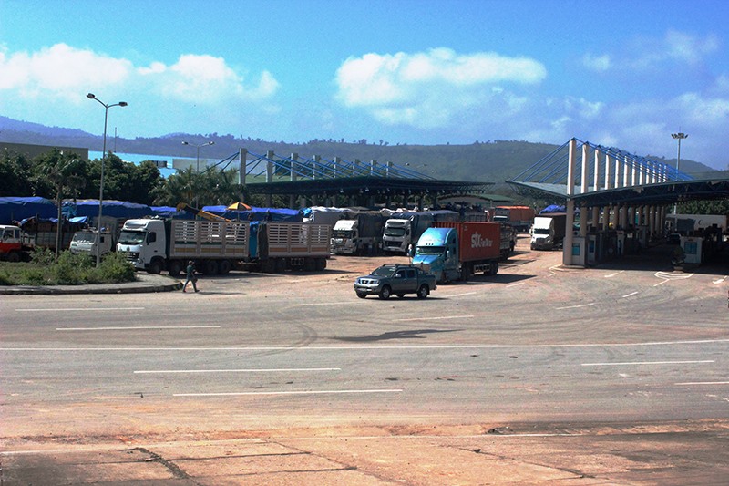 Hoạt động xuất nhập khẩu hàng hóa tại Cửa khẩu quốc tế Lao Bảo -Ảnh: H.N​