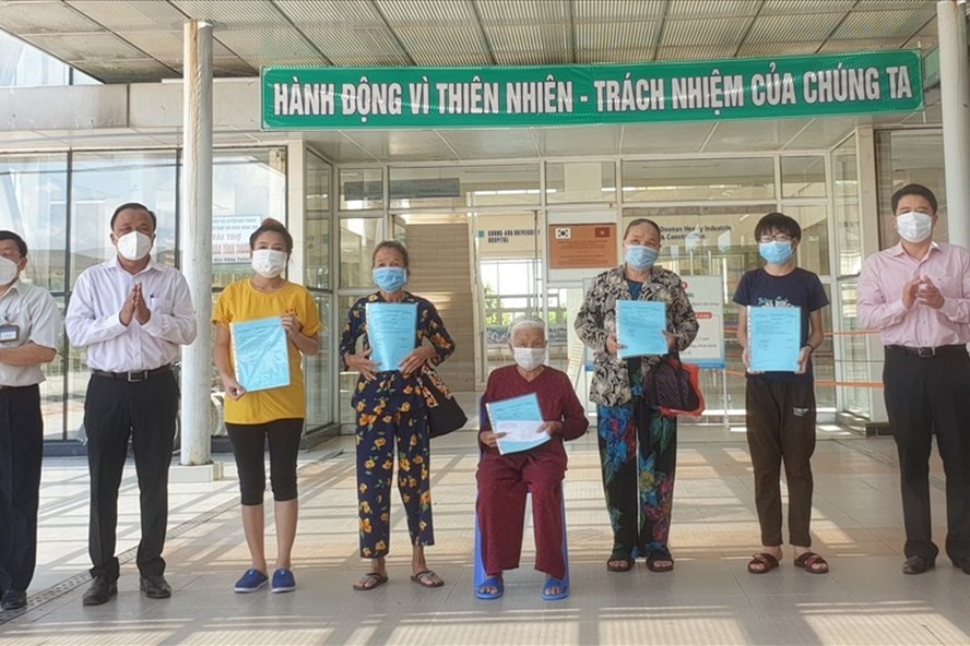 Lễ công bố khỏi bệnh và xuất viện cho 5 bệnh nhân mắc COVID-19 ở Quảng Nam. Ảnh: Thanh Chung