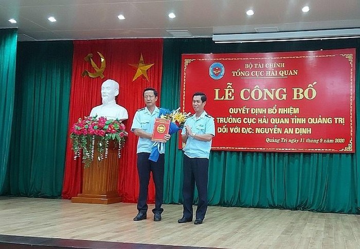 Thừa ủy quyền của Tổng cục trưởng Tổng cục Hải quan, Cục trưởng Cục Hải quan Quảng Trị Bùi Thanh San (bên phải) trao Quyết định bổ nhiệm ông Nguyễn An Định.