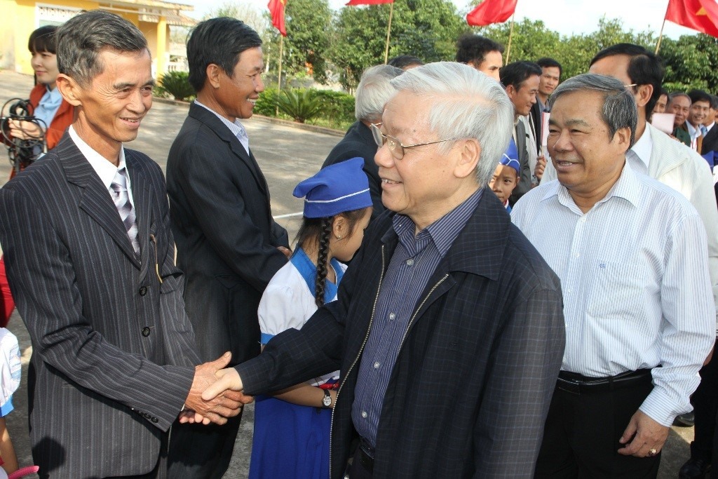 Tổng Bí thư Nguyễn Phú Trọng thăm hỏi ân cần bà con Nhân dân xã Vĩnh Thủy