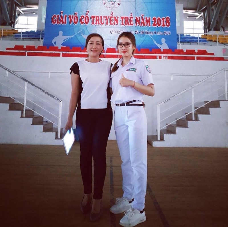 Thủy Tiên (bên phải) được vinh dự làm trọng tài tại Giải Võ cổ truyền trẻ tỉnh năm 2018 - Ảnh: NVCC​
