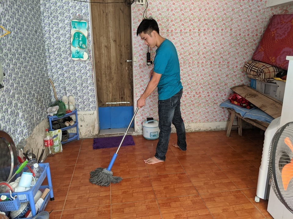Sau một năm mắc sốt xuất huyết, anh Vũ Hồng Hải đã ý thức được việc thường xuyên dọn dẹp nhà cửa sạch sẽ hạn chế muỗi. Ảnh: Phương Quỳnh