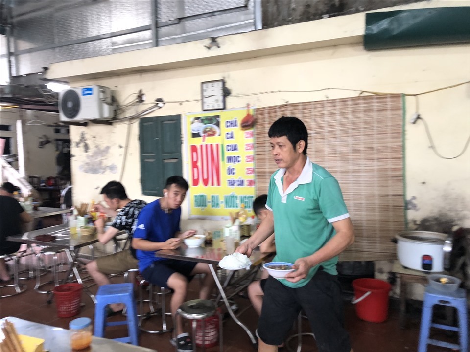 Anh Bùi Quang Tuyên cho biết đã chủ động phòng dịch sốt xuất huyết từ vài hôm trước bằng cách phun thuốc diệt muỗi. Ảnh: Phương Quỳnh