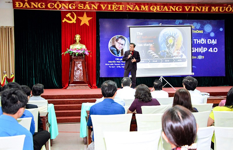 Diễn giả Nguyễn Hữu Thái Hòa trình bày những chuyên đề về khởi nghiệp trong thời đại cách mạng công nghiệp 4.0 - Ảnh: Thành Dũng