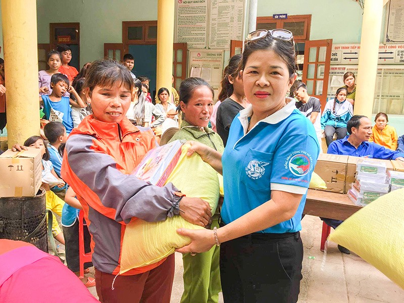 Chị Bình (bên phải) luôn gương mẫu, chủ động trong tất cả các hoạt động của Hội Phụ nữ thị trấn Cam Lộ - Ảnh: NVCC​