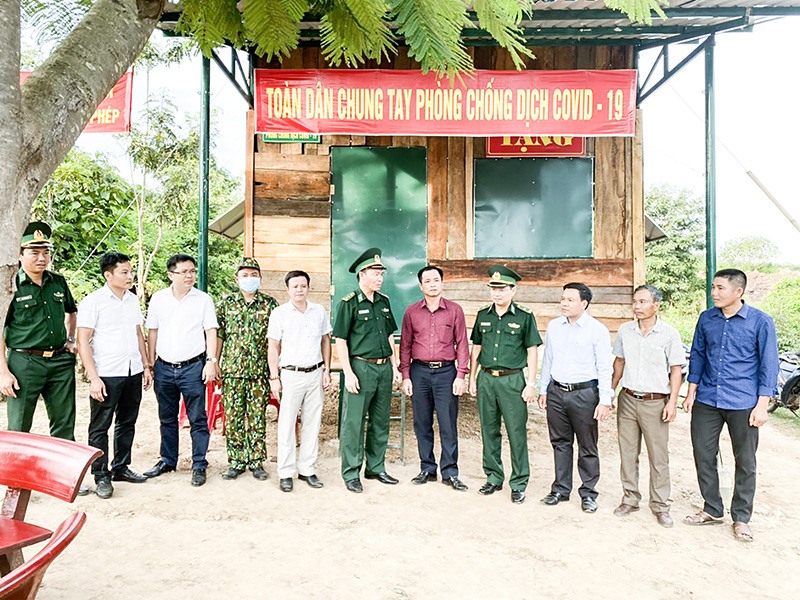 Cấp ủy, chính quyền thị trấn Lao Bảo tặng lán kiên cố cho cán bộ, chiến sĩ Đồn Biên phòng CKQT Lao Bảo tham gia phòng, chống COVID-19 - Ảnh: XT​