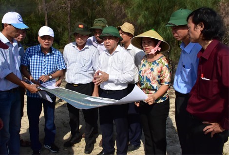 Chủ tịch UBND tỉnh Thừa Thiên Huế Phan Ngọc Thọ kiểm tra thực địa khu vực ven biển Thuận An. Ảnh: thuathienhue.gov.vn.