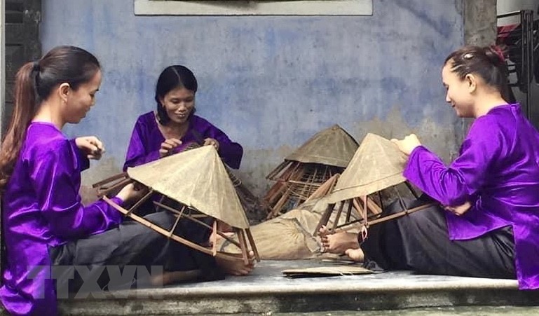 Nón lá sen được làm nên từ bàn tay khéo léo của các phụ nữ làng nghề làm nón Đốc Sơ (Thừa Thiên-Huế). (Ảnh: Mai Trang/TTXVN)