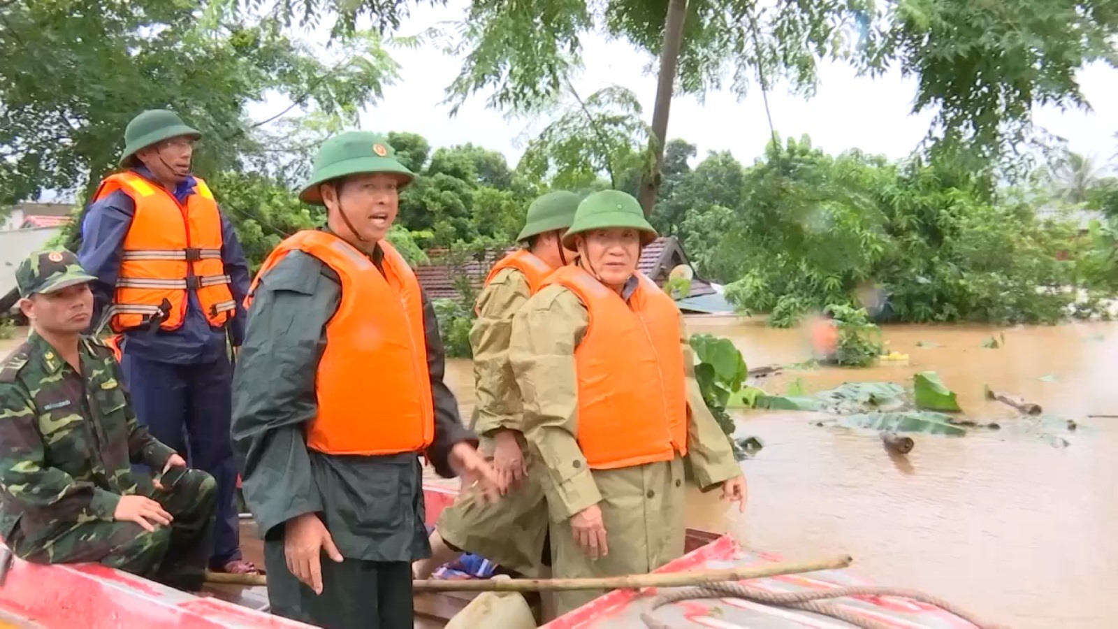 Phó Chủ tịch Thường trực UBND tỉnh Hà Sỹ Đồng đi thị sát khu vực ngập lụt ở thị trấn Lao Bảo năm 2019