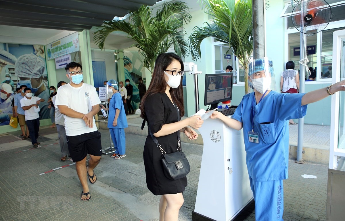 Hướng dẫn người dân đến khám bệnh tại Bệnh viện Đà Nẵng. (Ảnh: Trần Lê Lâm/TTXVN)