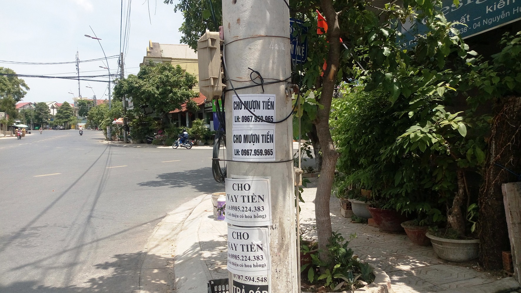 Quảng cáo cho vay, mượn tiền dán trên một cột điện ở đường Trần Hưng Đạo, TP. Đông Hà -Ảnh: A.Q​