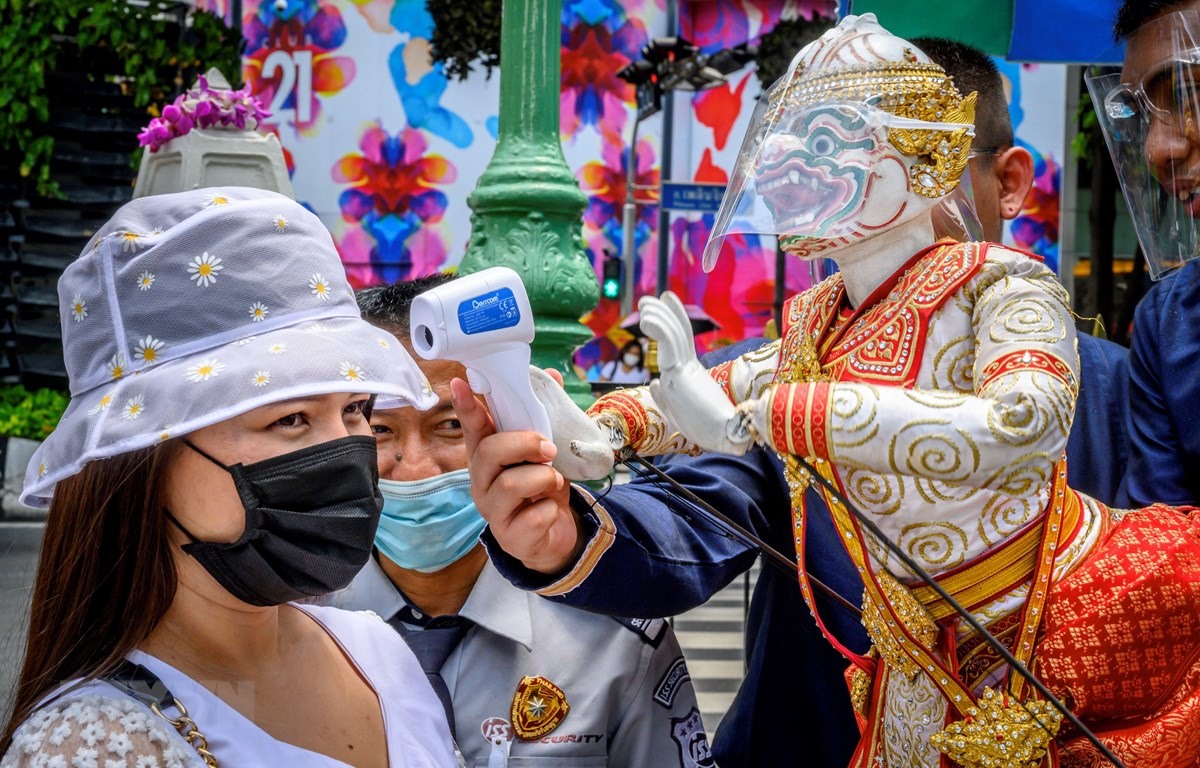 Kiểm tra thân nhiệt phòng lây nhiễm COVID-19 tại Bangkok, Thái Lan, ngày 13/7/2020. (Ảnh: AFP/TTXVN)
