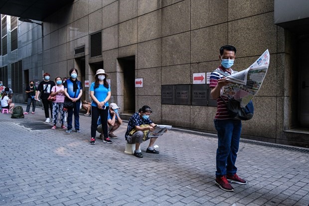 Người dân xếp hàng chờ xét nghiệm COVID-19 tại Hong Kong, Trung Quốc, ngày 29/7/2020. (Ảnh: AFP/TTXVN)