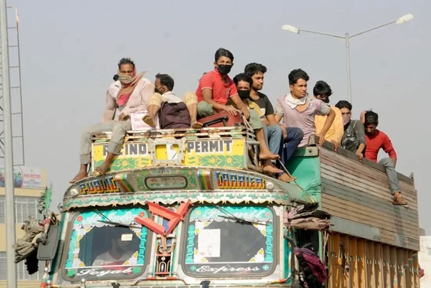 Lao động di cư Ấn Độ tìm cách trở về nhà do lệnh phong tỏa mà chính phủ nước này áp dụng vào ngày 17/5. (Nguồn: Hindustan Times)