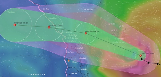 Dự báo đường đi của bão số 5 chuẩn bị đổ bộ vào đất liền các tỉnh Quảng Bình - Quảng Nam. Ảnh: NCHMF