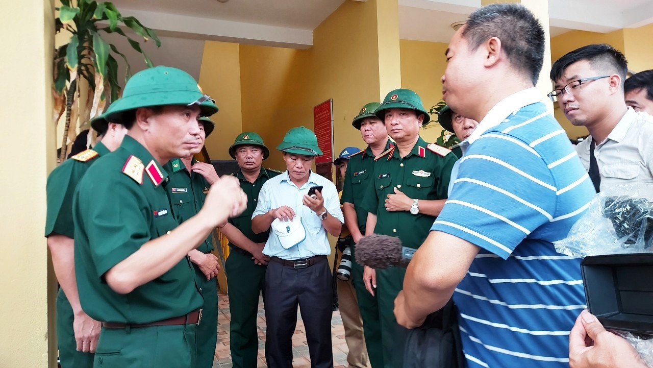 Phó Chủ tịch UBND tỉnh Nguyễn Văn Phương (giữa) có mặt tại các địa phương vùng biển sáng 17/9 để chỉ đạo ứng phó bão.