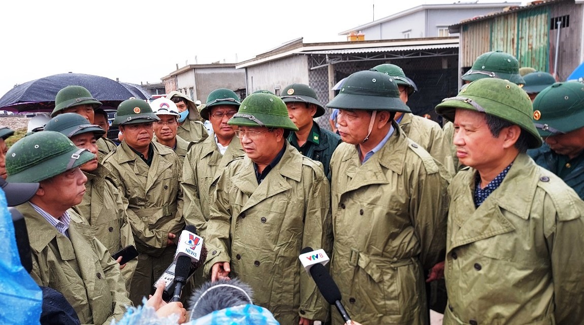 Phó Thủ tướng Trịnh Đình Dũng (giữa) cùng đoàn công tác chỉ đạo ứng phó bão số 5 tại Phú Vang