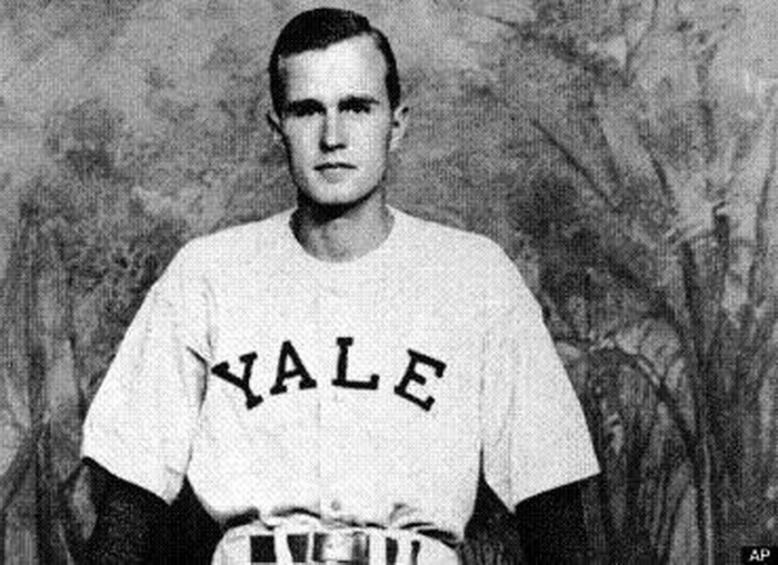 Cựu Tổng thống George H. W. Bush từng là sinh viên ĐH Yale. Ảnh: AP