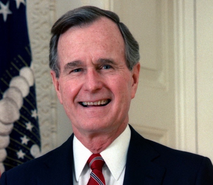 Trước khi trở thành Tổng thống, H.W.Bush đã là Đại sứ Mỹ tại Liên Hợp Quốc (1971-1973), Chủ tịch Ủy ban Quốc gia Đảng Cộng hòa (1973-1974), Trưởng Văn phòng Đại diện Mỹ tại Trung Quốc (1974-1976), Giám đốc CIA (1976-1977), Chủ tịch Ngân hàng Quốc tế I tại Houston (1977-1980), và là Phó Tổng thống thứ 43 của Mỹ, dưới thời Tổng thống Ronald Reagan (1981-1989). Ảnh: Internet