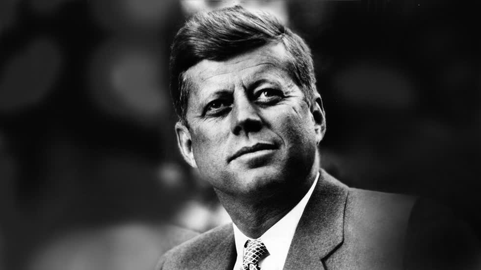 Trước khi đắc cử, John F. Kennedy là nhà báo, làm việc tại tòa soạn báo Hearst. Ông là người đưa tin về Thế chiến II trong mùa hè năm 1945 và tham dự cuộc họp đầu tiên của Liên Hợp Quốc với tư cách phóng viên nước ngoài. Ảnh: Business Insider.