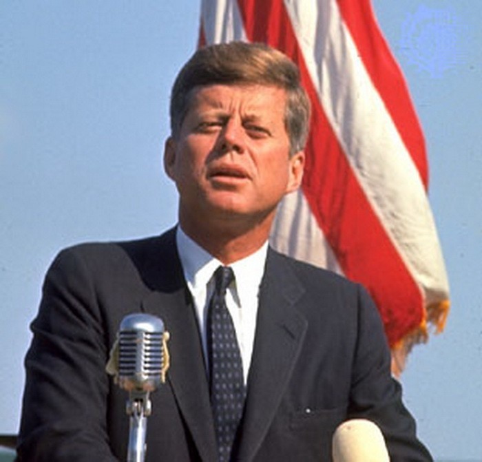 Với tài năng sẵn có và vốn kinh nghiệm sâu sắc về nền chính trị xã hội, John Kennedy nhanh chóng thu hút sự ủng hộ của nhiều chính khách. Năm 1952, ông được bầu vào Thượng Nghị Viện Mỹ, và tám năm sau chính thức đắc cử Tổng thống. Ảnh: Internet