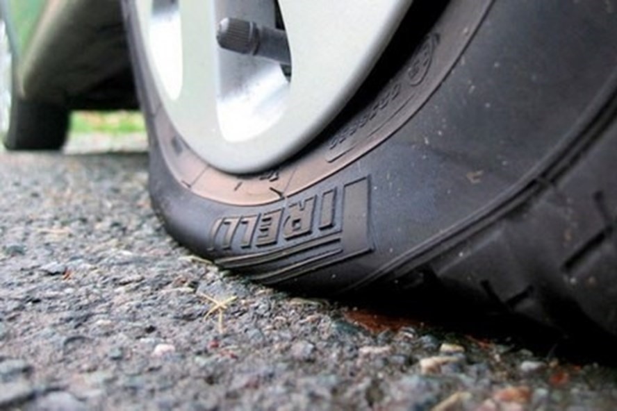 Cách xử lý thủng lốp giữa đường là việc bất cứ lái xe nào cũng cần nắm rõ để đảm bảo an toàn. Ảnh minh hoạ: Tạp chí giao thông.