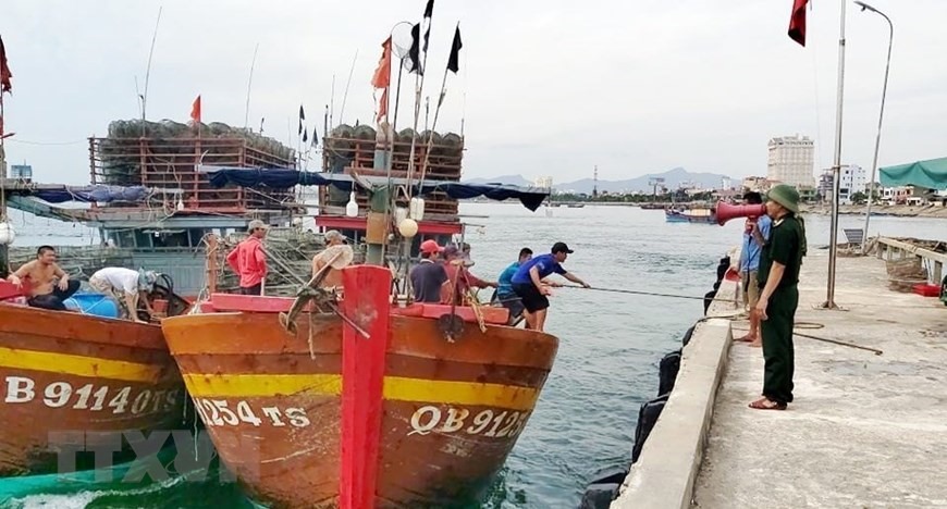 Lực lượng Bộ đội Biên phòng Quảng bình tích cực kêu gọi, hướng dẫn ngư dân neo đậu, chằng chống tàu thuyền an toàn.(Ảnh: Võ Dung/TTXVN)