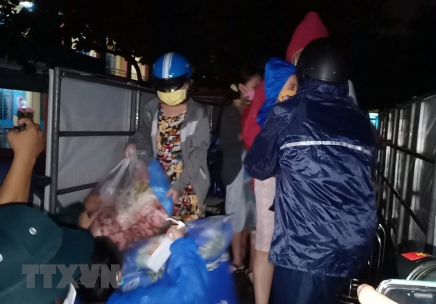 Người dân tránh bão tại điểm sơ tán phường Thọ Quang (quận Sơn Trà, thành phố Đà Nẵng).(Ảnh: Võ Văn Dũng/TTXVN)