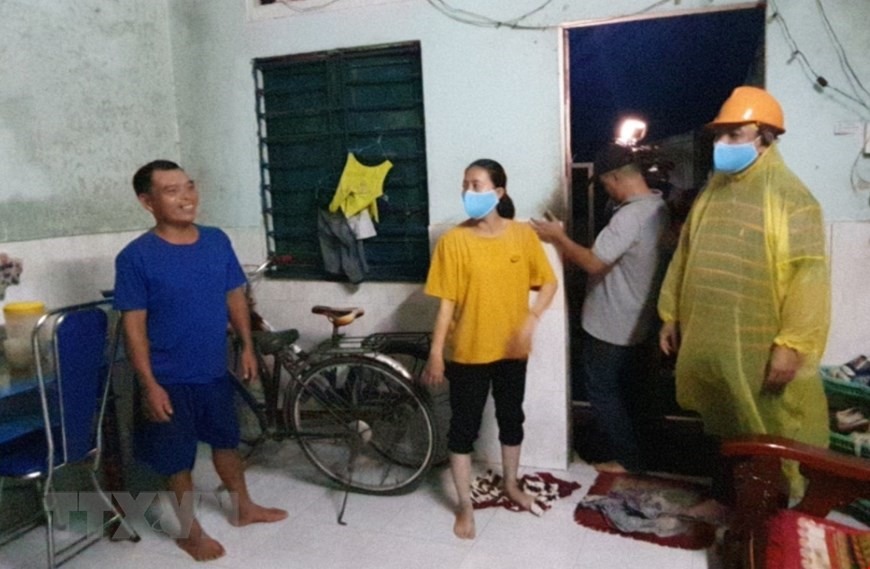 Lực lượng chức năng phường Nại Hiên Đông (quận Sơn Trà) đưa người dân đến điểm sơ tán trong đêm.(Ảnh: Võ Văn Dũng/TTXVN)